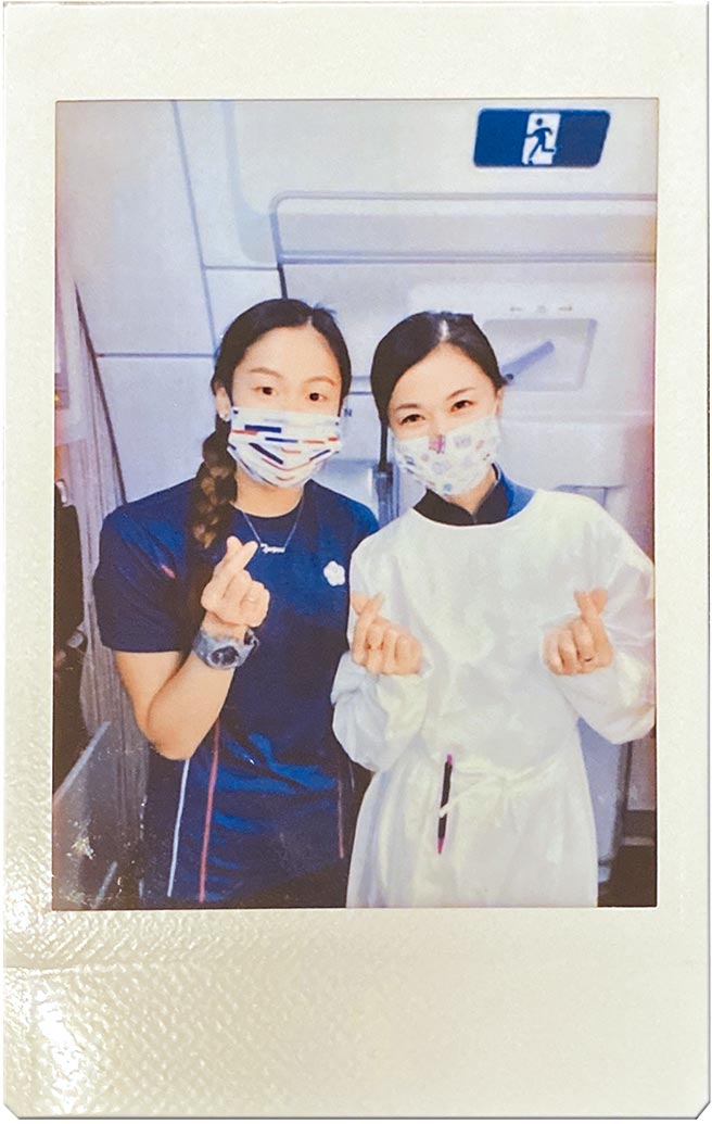 文姿云（左）在东奥回台班机上巧遇3年前亚运返台碰到的华航空姐，两人开心用拍立得合照留念。（文姿云提供）