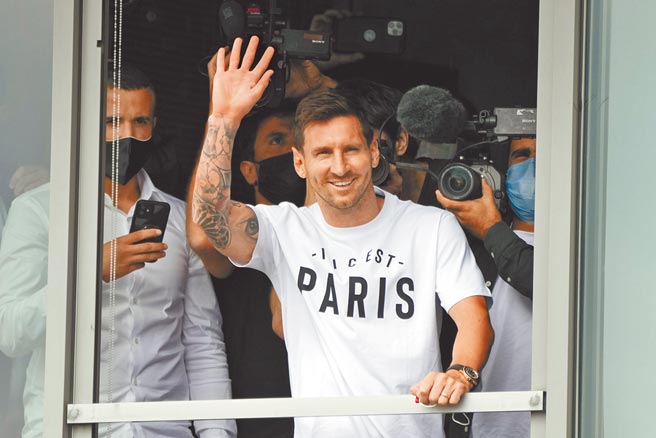 梅西穿著印有PARIS字樣的T恤現身巴黎機場。（美聯社）