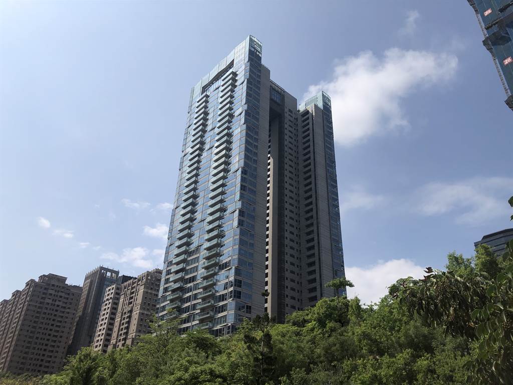 「寶輝秋紅谷」38樓以每坪82.7萬成交，刷新今年台中豪宅單價記錄。(圖/葉思含攝)