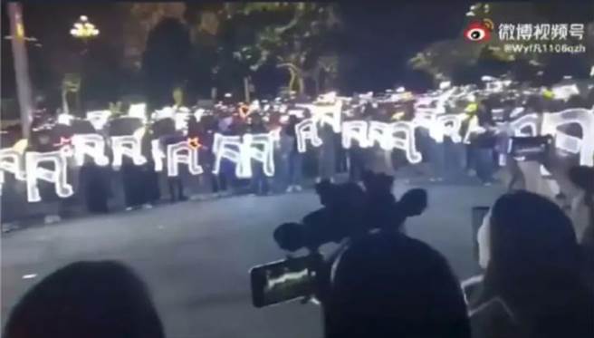 吳亦凡被拘留後，大批粉絲舉著鑲著亮片的「凡」字標語前往公安局前聲援，讓警方如臨大敵。紛絲還在網上組織數十個群組，共同商討營救之策。（圖／網路）