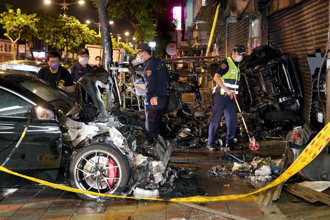 要價300多萬的賓士（左）車頭全毀，小貨車（後）則燒到僅剩骨架。（黃世麒攝）