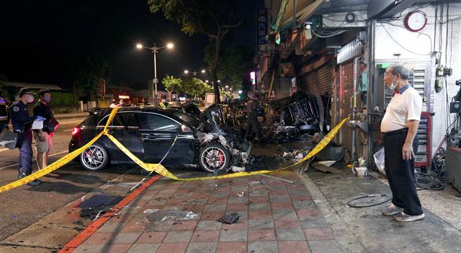 車禍造成大火，現場一片狼藉，一旁的汽車修理店家幸運躲過一劫。（黃世麒攝）