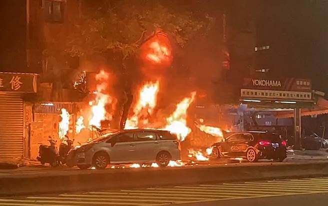 車禍造成大火，所幸火勢很快撲滅。（民眾提供）