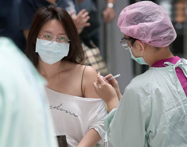 聯合醫院陳昶宇直言一點都不想「AZ混打莫德納」；圖為民眾施打新冠疫苗。(鄭任南攝)