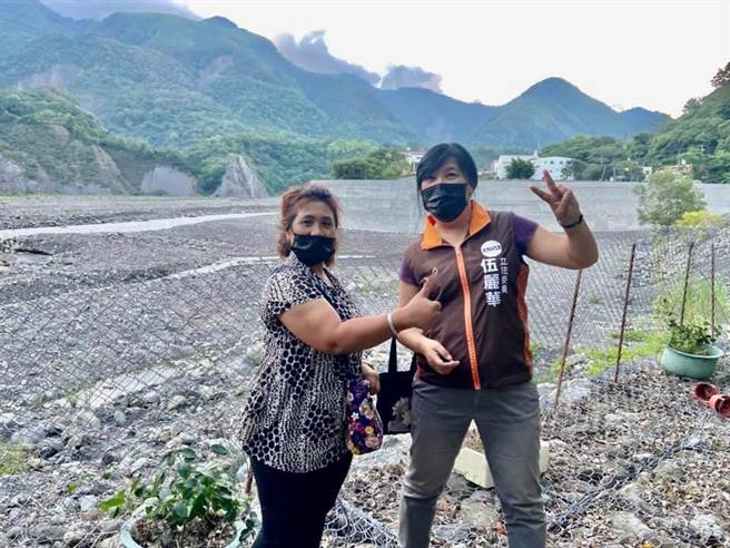立委伍丽华（右）祈祷遭冲走的谢宜真能度过难关，平安归来。（图／摘自伍丽华脸书）