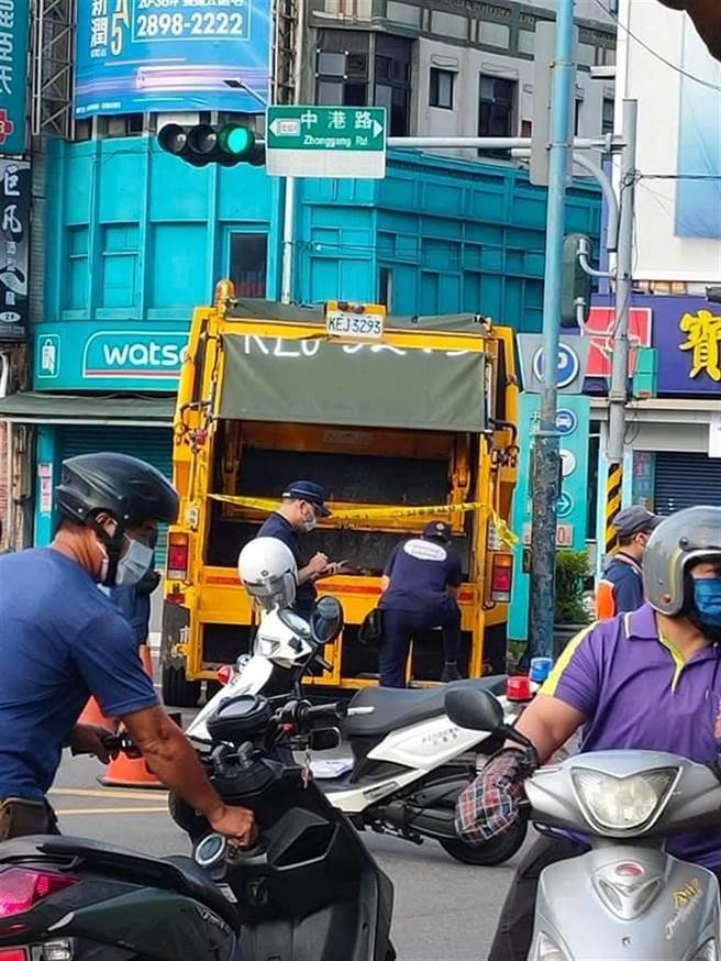 新北市新庄区今上午7时许有民眾通报指出，中港路上垃圾车惊见女婴尸体。（蔡雯如翻摄）
