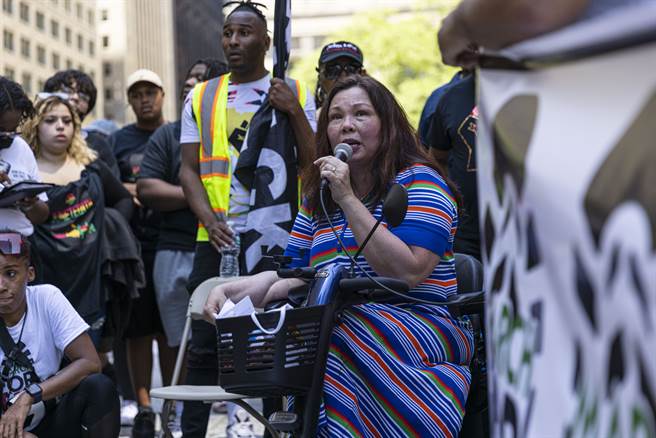 美國聯邦參議員達克沃絲昨天表示，美國贈台疫苗超過400萬劑，讓外界以為美方將在250萬劑以外再贈台灣疫苗。(圖/美聯社) 