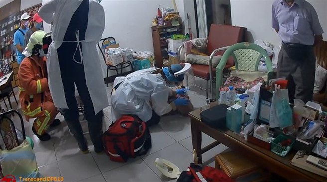 警、消獲報趕到劉婦住處，將劉婦送醫治療。（警方提供）