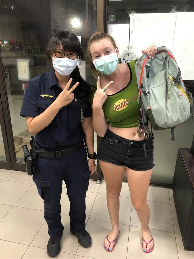 女警張家菱以流利英文協助美籍英文外師ALLISON找回遺失的背包，ALLISON開心的和女警合影留念。（翻攝照片／石秀華高雄傳真）