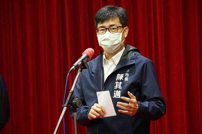 高雄市長陳其邁今（12）日重申，高雄券必須限時、限地消費，才能夠把錢留在高雄，並會推出整合促銷平台，鼓勵更多企業加碼，共同把餅做大，自然會放大乘數效果。（柯宗緯攝）