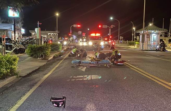 金門縣立體育館前方路段昨晚發生2輛機車對撞事故，造成3人受傷送醫。（金城分局提供）