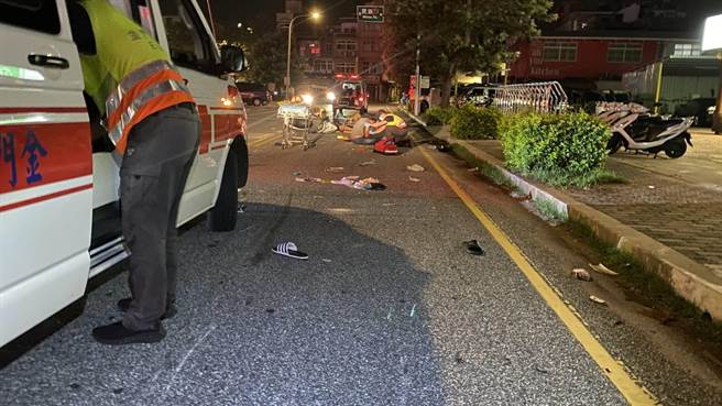 警方初步研判有人闖紅燈。對撞車禍現場散落一地雜物。（金城分局提供）