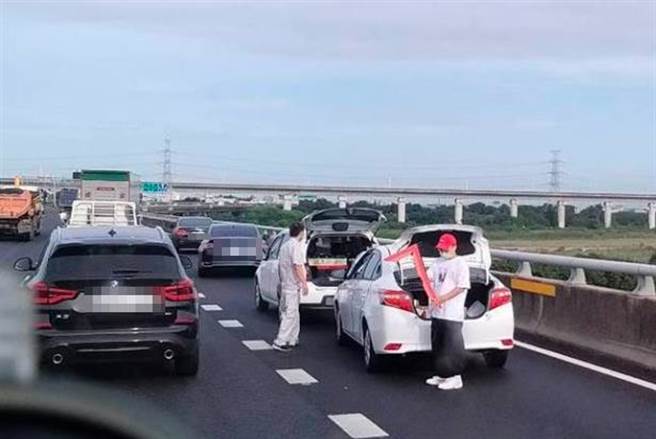 國道3號快官段又發生3車連環追撞。（彰化踢爆網提供／吳敏菁彰化傳真）