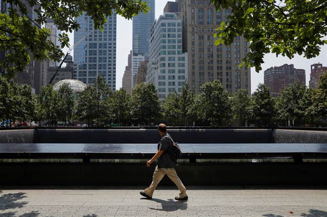 住在曼哈顿的郑胜文，4月认罪犯下诈欺美国联邦政府重罪，也认了银行、证券和电信诈欺指控。(图/路透社，图中非当事者) 