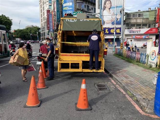 死亡女嬰被丟棄垃圾車內，警翻50袋垃圾袋靠「關鍵口罩」找出生母。 （翻攝畫面／王揚傑新北傳真）