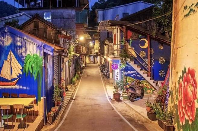 牡丹老街驻街工作站外入夜的美丽身影。（新北市城乡局提供）