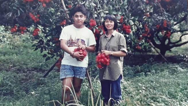 李拉雀薇與先生李克桓年輕時在泰國的甜蜜合照。（新北市教育局提供）