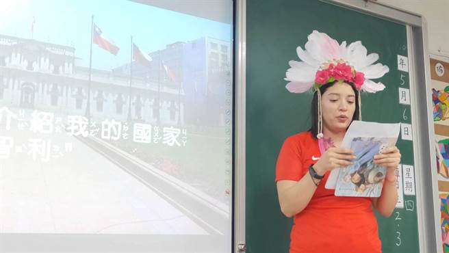 艾珊妮在學校上課時會手工製作服飾並與同學分享智利的傳統文化。（新北市教育局提供）