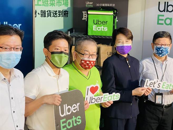北市副市长黄珊珊（右二）12日再到南门中继市场宣传，表示与Uber Eats合作，希望大家可网购传统市场食材，成为未来世界的趋势。（张颖齐摄）
