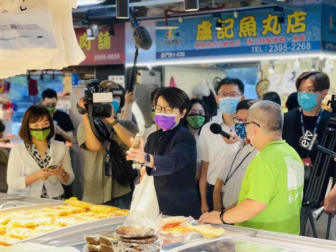 北市副市长黄珊珊（中）12日到南门中继市场买菜。（张颖齐摄）