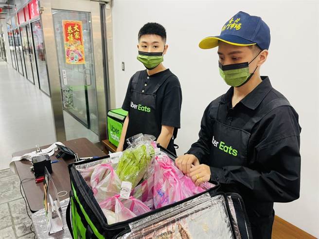 南门中继市场与Uber Eats合作，推动网购外送食材。（张颖齐摄）