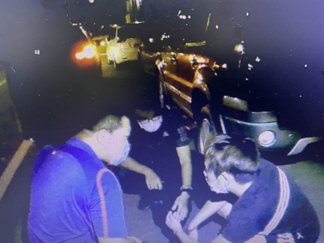 诈骗集团以「健保卡遭冒用涉刑案」手法诈骗高雄市蔡姓男子205万，警方在台中市逮获蔡姓车手。（翻摄照片／石秀华高雄传真）