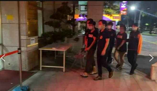 警方逮获提领被害人百万元的车手情侣檔。（翻摄照片／石秀华高雄传真）