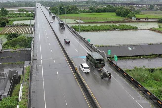 陆军21炮指部官兵今日于中部地区接受基地期末鑑测，实施战术机动。军闻社提供