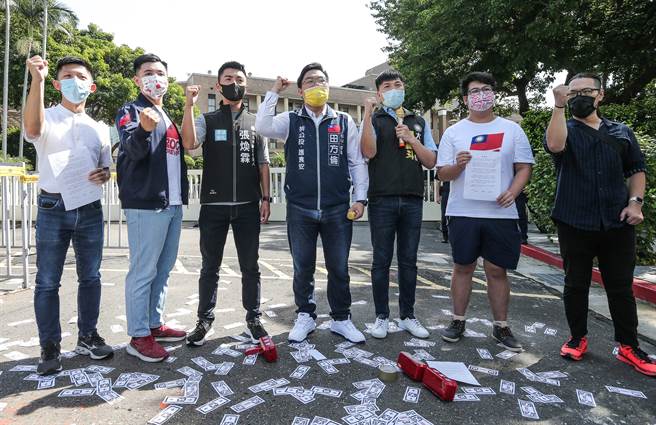 為刺激民間消費，行政院即將發行五倍券，由於院長蘇貞昌表示「發現金民眾會存起來」，引發民眾反彈，台北市議員羅智強辦公室主任楊植斗(右三)、國民黨青年團前總團長田方倫(中)、國民黨青工會內湖區會長張煥霖(左三)等黨內「戰鬥藍」成員赴行政院抗議，希望執政者能苦民所苦，停止五倍券的發放規劃，直接發現金。(粘耿豪攝)