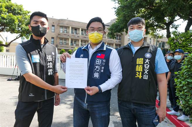 為刺激民間消費，行政院即將發行五倍券，由於院長蘇貞昌表示「發現金民眾會存起來」，引發民眾反彈，台北市議員羅智強辦公室主任楊植斗(右起)、國民黨青年團前總團長田方倫、國民黨青工會內湖區會長張煥霖等黨內「戰鬥藍」成員赴行政院抗議，希望執政者能苦民所苦，停止五倍券的發放規劃，直接發現金。(粘耿豪攝)