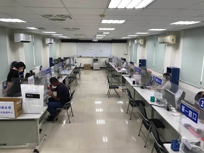 澎湖縣政府16日起開放民眾入內洽公。（縣府提供／陳可文澎湖傳真）