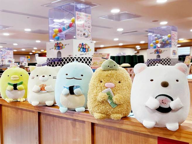 8月17日起凡于指定店铺单笔消费满1500元，「角落小伙伴娃娃」带回家。（藏寿司提供）