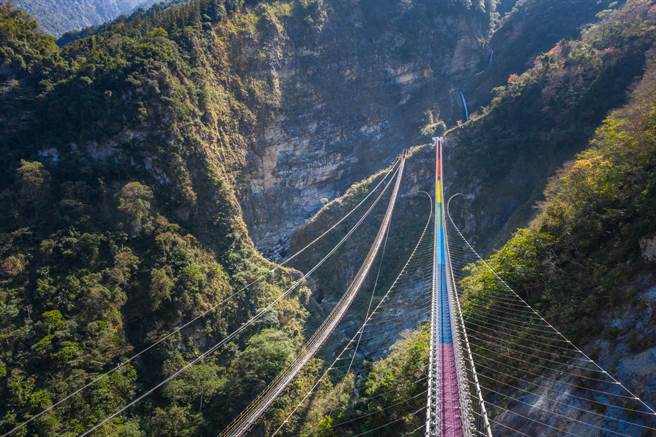 信义乡双龙瀑布七彩吊桥，8月16日起恢復营运。（廖志晃摄）