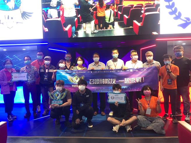 弘光科大执行「不老电竞」圆梦计画，有8位不老选手参加开训典礼。（王文吉摄）