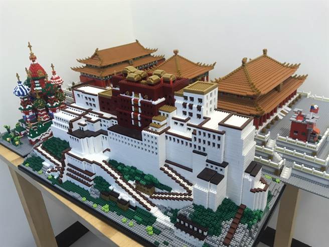 林垦购买乐高制作建筑模型，所完成的西藏布达拉宫、中正纪念堂两厅院、莫斯科红场的圣巴西尔教堂等建筑的乐高模型，即将作为课堂教具。(林垦提供／李侑珊台北传真)