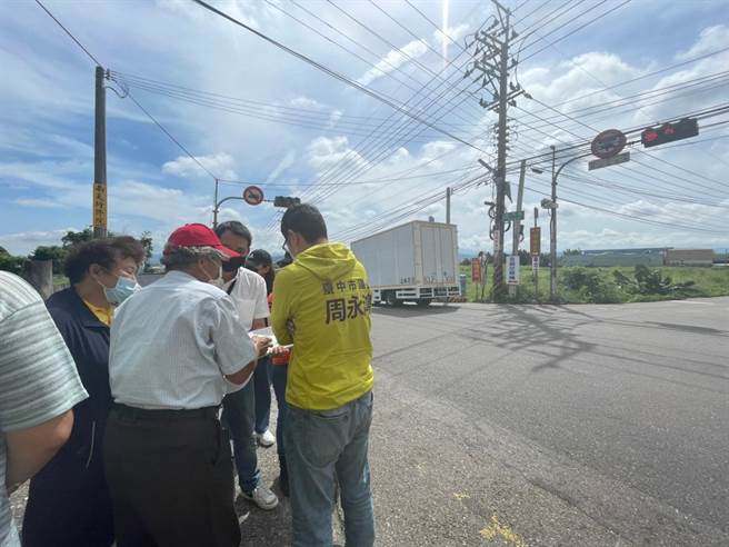 台中市神冈区厚生路东向浮圳路道路瓶颈处十分狭窄。（周永鸿服务处提供／王文吉台中传真）