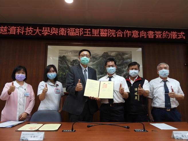 位在花莲卫福部玉里医院院长王作仁（左3）与慈济科技大学校长罗文瑞（右3）签订人才培育合作意向书，由院方出资，比照校方原住民专班模式，透过产学合作，补助50名原住民、新住民子女就读。（罗亦晽摄）