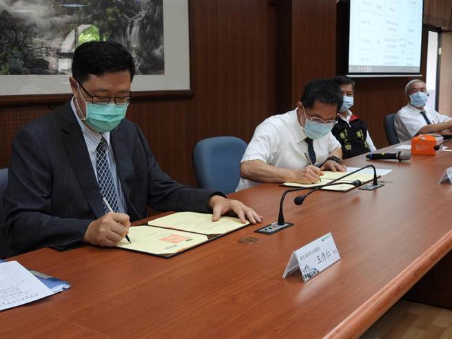 位在花莲卫福部玉里医院院长王作仁（左3）与慈济科技大学校长罗文瑞（右3）签订人才培育合作意向书，透过产学合作方式，补助50名原住民、新住民子女就读护理专班。（罗亦晽摄）