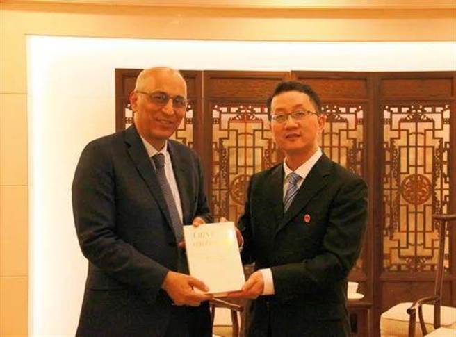 中國外交部亞洲司司長劉勁松1會見巴基斯坦駐中大使哈克（左）。（中國外交部網站）