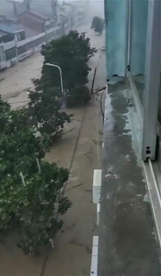 湖北隨州降雨破當地8月極值：柳林鎮斷水斷電，店鋪快淹至二樓。（湖北日報）