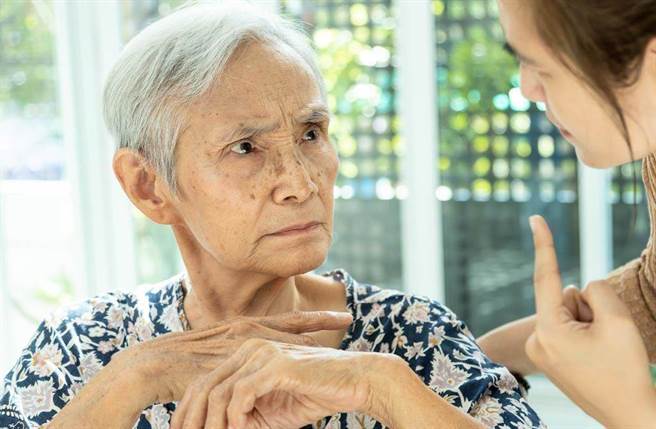 陈时中说，住宿式长照机构除台北市、新北市外，其他县市开放探视。（示意图／Shutterstock）