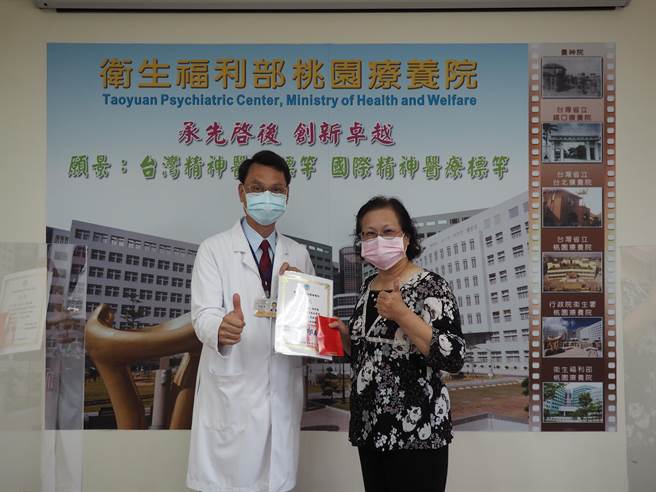 桃园疗养院办理一系列公务员数位学习平台课程，修毕前6名人员，11日由院长邱献章颁发奖状。（桃园疗养院提供／陈梦茹桃园传真）