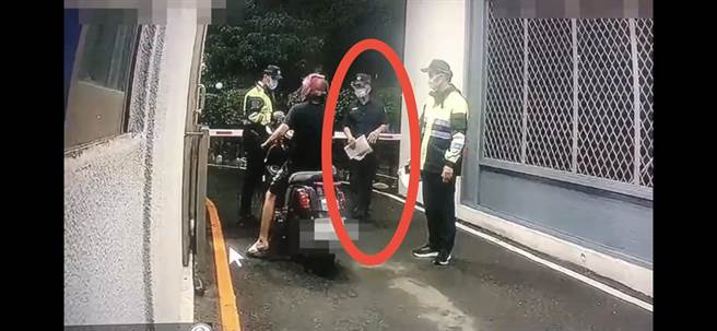 新北市三峡区21岁徐姓男子与女友到汽车旅馆投宿，并在房内吸食毒品，外出时因见到员警临检，心虚想落跑，未料转身逃跑时，却被三峡警分局长许芳毅识破拦下，当场被逮。（三峡警分局提供）