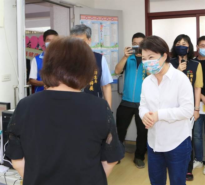 台中疫苗接種破百萬人，盧秀燕視察衛生所向醫護致謝。

台中市政府提供