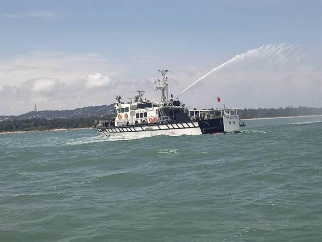 金門海巡隊特地安排10039艇於港外噴水迎接。（金門海巡隊提供）