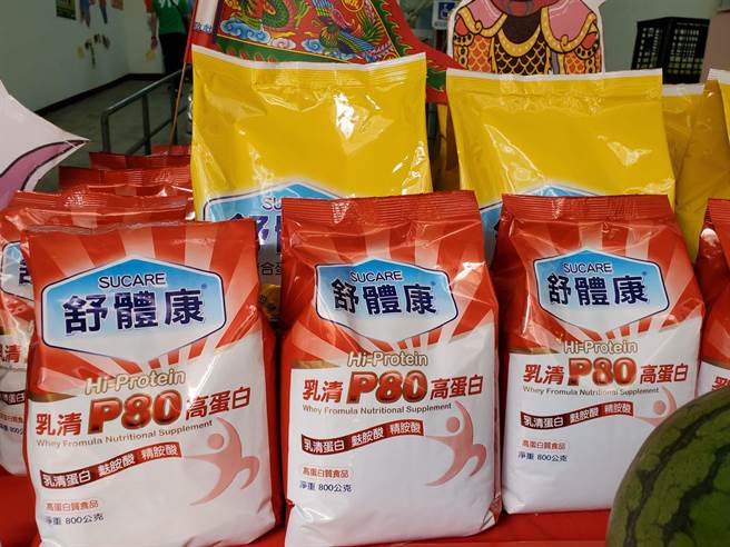 彰源公司、斗六南聖宮各捐贈2萬元給創世斗六院購買舒體康高蛋白奶粉，該院12日象徵性擺一個供桌，滿都是奶粉。（周麗蘭攝）