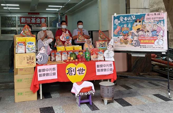彰源公司、斗六南聖宮各捐贈2萬元給創世斗六院購買舒體康高蛋白奶粉，該院12日象徵性擺一個供桌，滿都是奶粉。（周麗蘭攝）