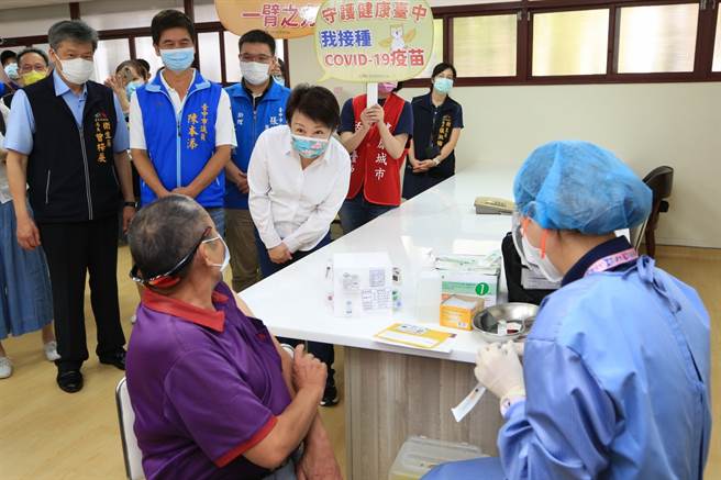 台中疫苗接種破百萬人，盧秀燕視察衛生所向醫護致謝。

台中市政府提供