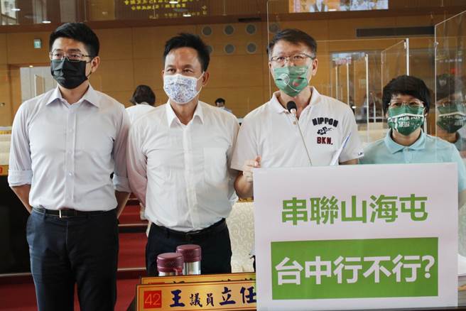 市议员王立任等12日积极向观旅局争取「台中好行」观光公车，以因应未来疫情趋缓后的报復性旅游，建立台中市观光品牌及形象。（陈世宗摄）