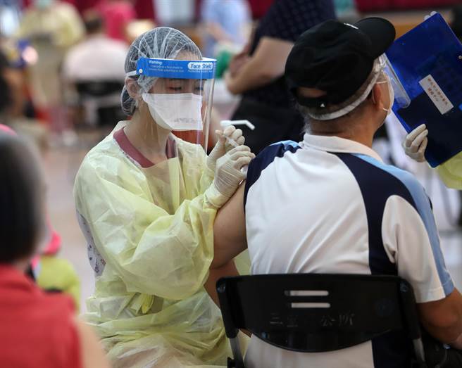 新店68岁男患癌症 打完莫德纳29天后无呼吸送医不治。图非当事人，仅供示意。（报系资料照）